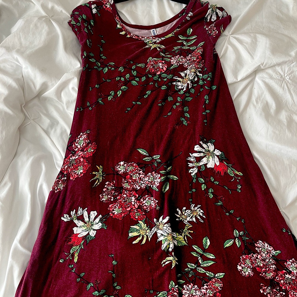 Short-sleeve long dress. Flowy and floral make it a perfect summer dress